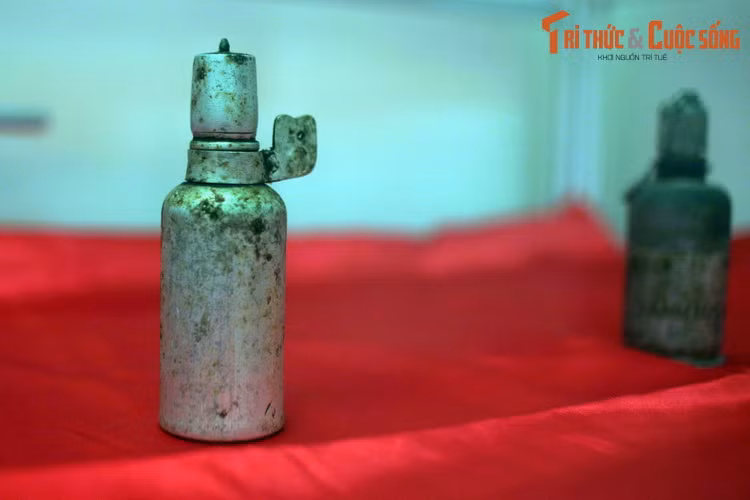 Đèn dầu có thân làm từ ống pháo sáng của Mỹ, bộ đội ta thường dùng để viết thư trong hầm.