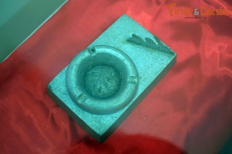 Một chiếc gạt tàn làm từ xác máy bay Mỹ, có khắc dòng chữ “Kỷ niệm quân dân Nghệ An bắn rơi chiếc máy bay Mỹ thứ 900”.