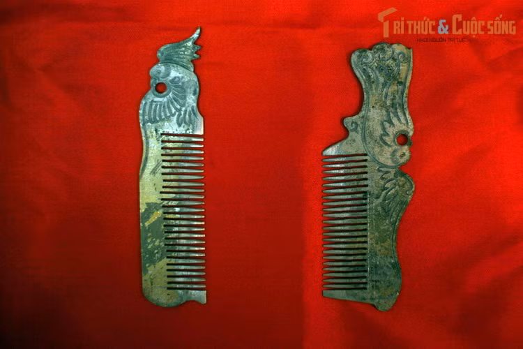 Những chiếc lược làm từ xác máy bay B-52 bị bắn cháy đêm 27/12/1972 ở Hà Nội.