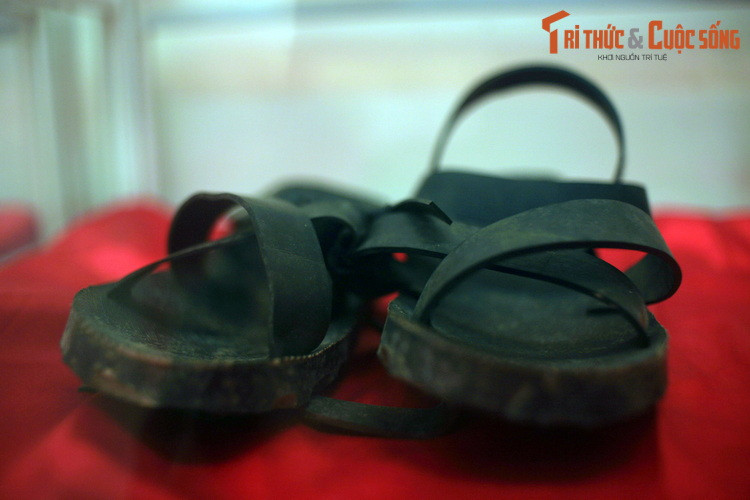 Dép cao su làm từ lốp ô tô vận tải quân sự.