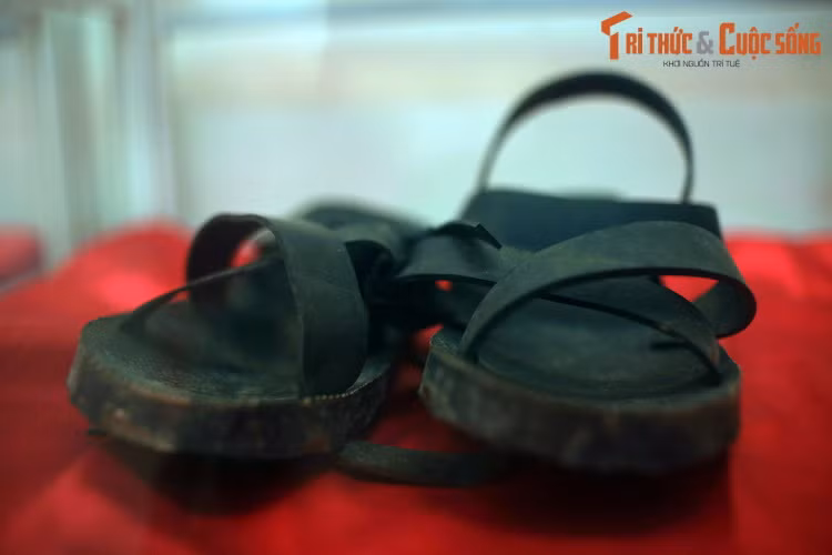 Dép cao su làm từ lốp ô tô vận tải quân sự.