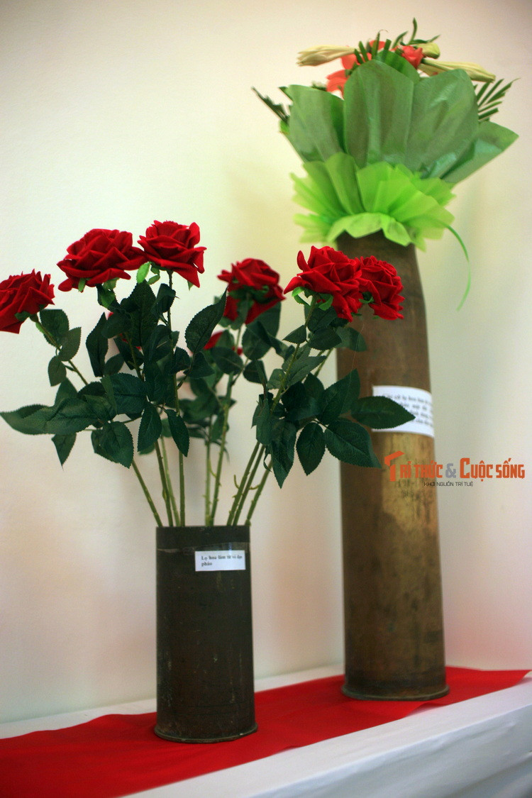 Các loại vỏ đạn pháo cao xạ, pháo mặt đất… kích cỡ khác nhau được dùng làm lọ cắm hoa. Hiện nay vẫn còn không ít gia đình vẫn dùng vỏ đạn pháo làm bình cắm đào ngày Tết.