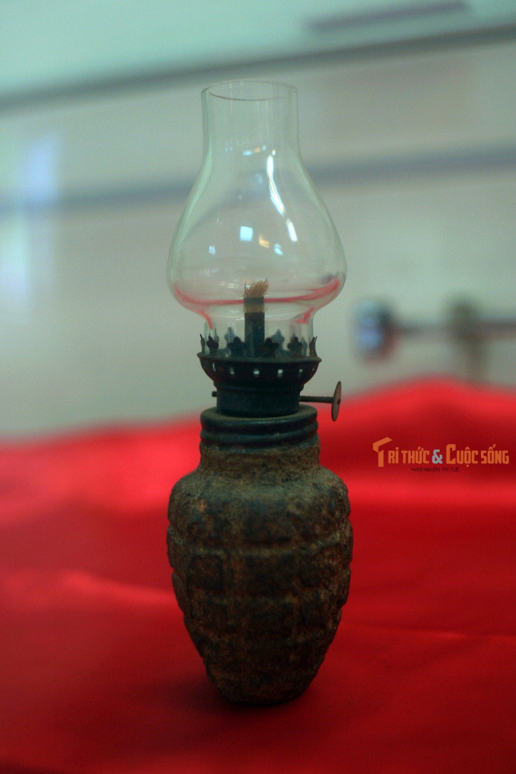 Thân chiếc đèn dầu này làm từ vỏ lựu đạn quả na.