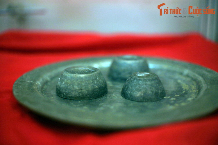 Đĩa đựng chén uống nước làm từ xác máy bay B-52 bị bắn cháy rơi tại làng Ngọc Hà, Hữu Tiệp.