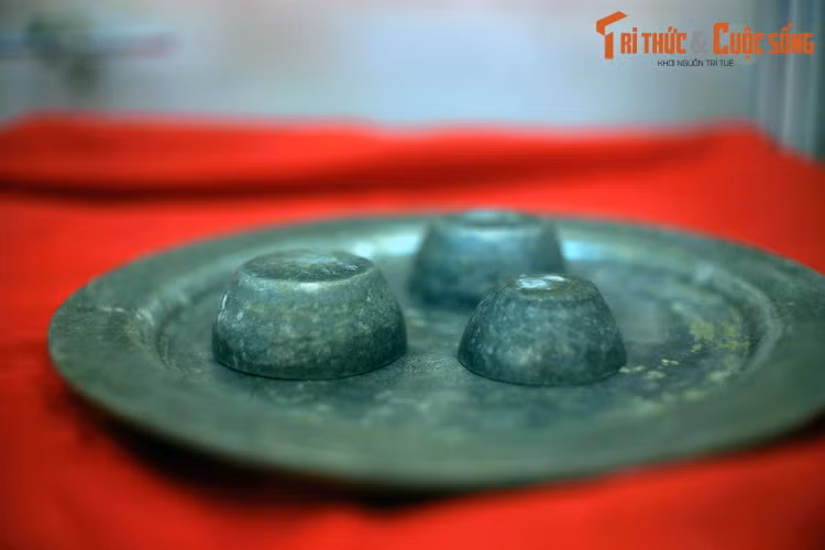 Đĩa đựng chén uống nước làm từ xác máy bay B-52 bị bắn cháy rơi tại làng Ngọc Hà, Hữu Tiệp.