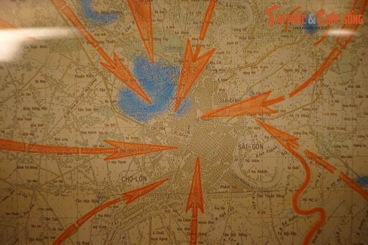 Cùng ngày, Đại tướng Văn Tiến Dũng, Tư lệnh Chiến dịch và đồng chí Phạm Hùng, Chính ủy Chiến dịch, cùng ký tên trên bản đồ. Phía trên tấm bản đồ lịch sử có dòng chữ "Quyết tâm Chiến dịch Hồ Chí Minh".