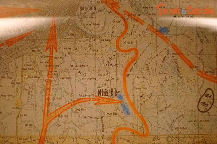 Ở vùng ven thành phố, các đơn vị đặc công và lực lượng vũ trang tại chỗ có nhiệm vụ đánh và giữ các cầu quan trọng, dẫn đường cho các binh chủng chủ lực đánh chiếm các mục tiêu ở nội thành, phát động quần chúng nổi dậy giành chính quyền cơ sở...