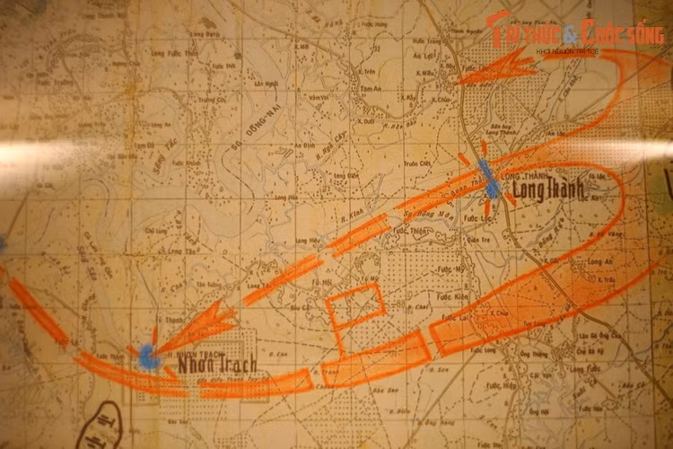 Trên hướng Đông, Quân đoàn 4 có nhiệm vụ tiêu diệt sở chỉ huy Bộ tư lệnh quân đoàn 3 và Sư đoàn 18 của địch ở Biên Hòa, sau đó thọc sâu vào nội thành đánh chiếm Dinh Độc Lập.