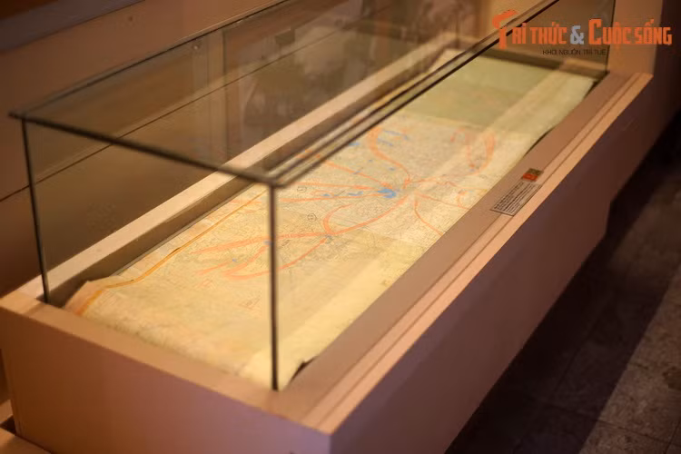 Tấm bản đồ này dài 185,5 cm, rộng 170 cm, được các cán bộ Phòng Tác chiến, Bộ Tư lệnh Quân Giải phóng miền Nam Việt Nam cùng cán bộ tác chiến Bộ Tổng Tham mưu thực hiện từ ngày 15 đến 21/4/1975 tại Sở chỉ huy Chiến dịch Hồ Chí Minh, đóng tại Tà Thiết, Lộc Ninh, Tây Ninh (nay thuộc tỉnh Bình Phước).