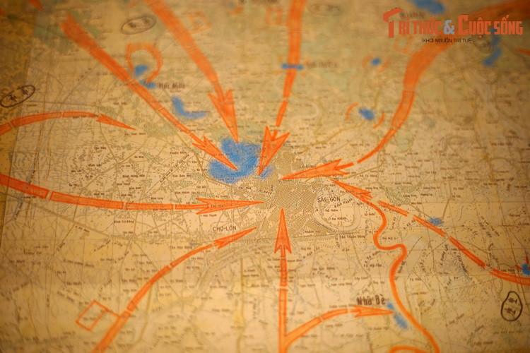 Trên bản đồ, các mũi tên màu đỏ thể hiện hướng tiến công của các quân, binh chủng, các đơn vị vào giải phóng Sài Gòn - Gia Định. Trên hướng Bắc, Quân đoàn 1 có nhiệm vụ đánh chiếm căn cứ Phú Lợi, tiêu diệt Sư đoàn 5 của địch, tiếp đó đánh chiếm Bộ Tổng tham mưu địch.