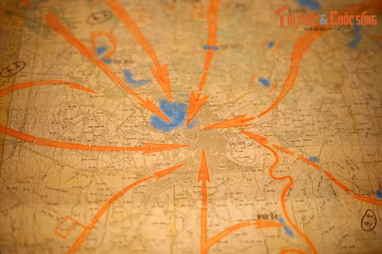 Trên bản đồ, các mũi tên màu đỏ thể hiện hướng tiến công của các quân, binh chủng, các đơn vị vào giải phóng Sài Gòn - Gia Định. Trên hướng Bắc, Quân đoàn 1 có nhiệm vụ đánh chiếm căn cứ Phú Lợi, tiêu diệt Sư đoàn 5 của địch, tiếp đó đánh chiếm Bộ Tổng tham mưu địch.