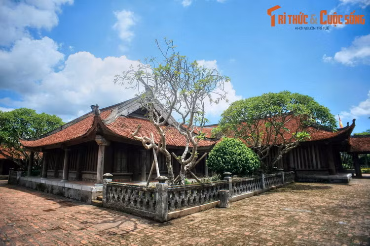 Chùa được hoàn thành vào năm 1632, mang phong cách kiến trúc thời Lê do Cường Dũng hầu Nguyễn Văn Trụ vẽ kiểu. Sau các lần trùng tu năm 1689, 1707, 1941… chùa vẫn giữ được những đường nét kiến trúc có từ khi mới khởi dựng.