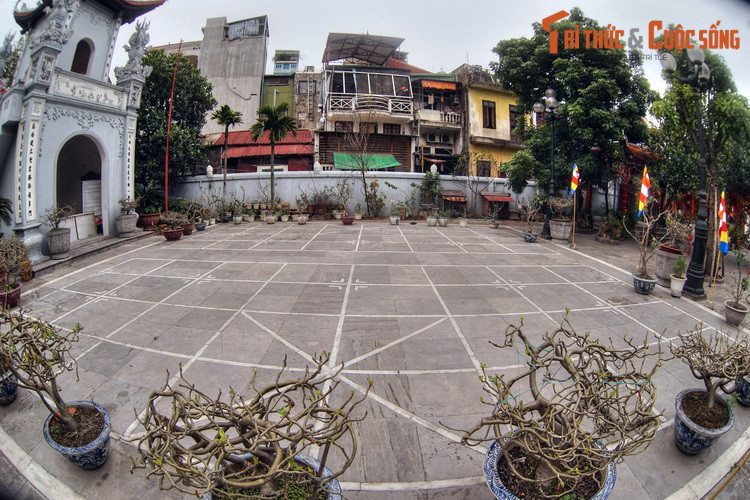 Sau này Phật giáo và Ấn Độ giáo tiếp xúc với nhau rồi du nhập vào Trung Hoa, Đế Thích trở thành một vị thần cùng với Ngọc Hoàng là hai vị thần hộ vệ Phật pháp.