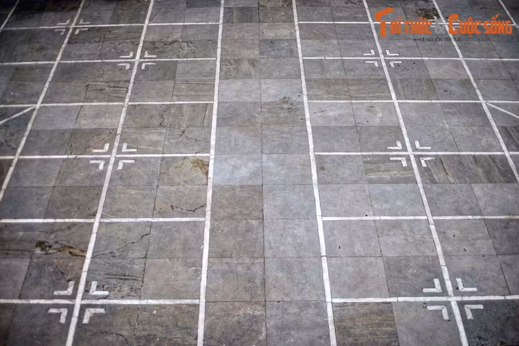 Khi du nhập vào Việt Nam, Đế Thích lại trở thành vị thần có khả năng cải tử hoàn sinh và là vua của môn cờ tướng. Coi Đế Thích là bậc cao cờ nhất, giới cờ tướng lâu nay vẫn truyền tụng câu “cờ cao Đế Thích chấp đôi xe”.