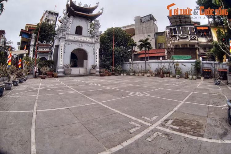 Trong thần thoại Ấn Độ, Đế Thích tức Sakradevanam Indra là vị thần làm chủ cõi trời Đao-lợi, thống lĩnh 33 vùng trời, thuộc thượng tầng cõi Trung giới, cao hơn trời Tứ Thiên Vương và thấp hơn trời Dạ-ma.