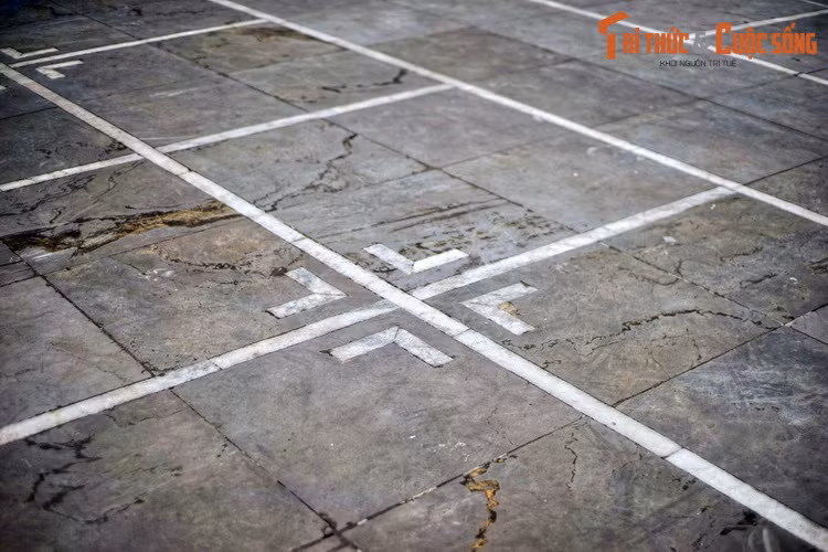 Ai ba năm liên tiếp giành giải nhất thì được khắc tên lên bia đá của chùa. Tấm bia này xưa kia được đặt trước cổng điện Thiên Đế. Tiếc rằng bia đã bị phá hỏng trong thời chiến tranh.