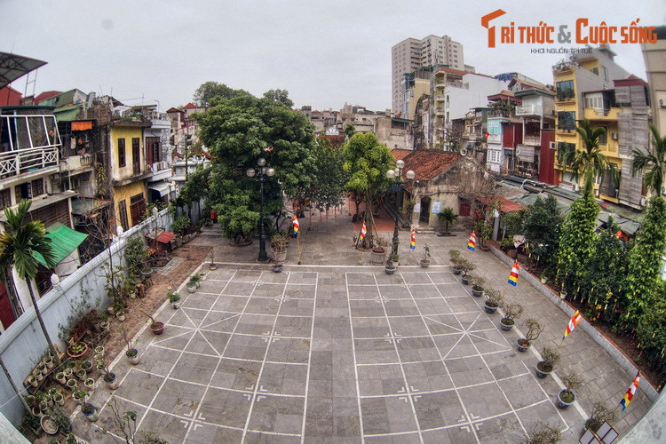 Trận chung kết bắt đầu ngay sau lễ dâng hương được tổ chức long trọng với sự tham gia của người dân và kỳ thủ đến từ nhiều địa phương. Sau trận “thư hùng” trên bàn cờ, người đạt giải được ban tổ chức xướng tên và trịnh trọng trao giải...