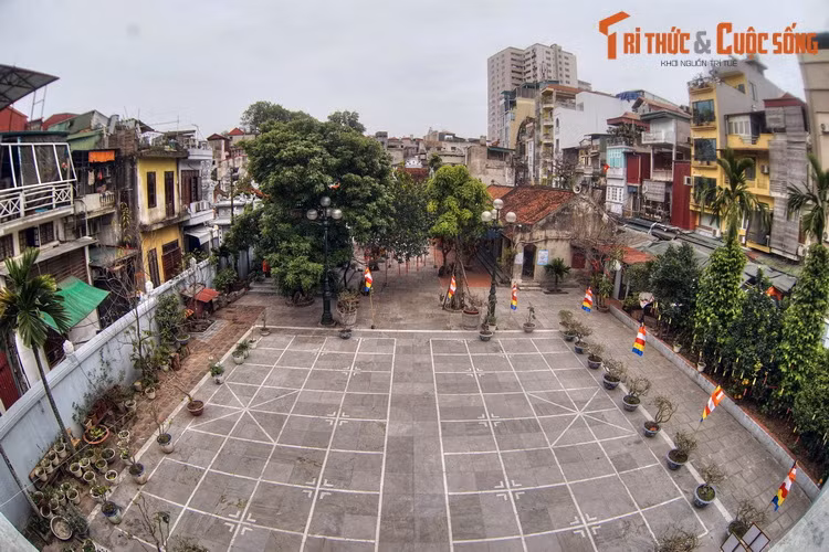 Trận chung kết bắt đầu ngay sau lễ dâng hương được tổ chức long trọng với sự tham gia của người dân và kỳ thủ đến từ nhiều địa phương. Sau trận “thư hùng” trên bàn cờ, người đạt giải được ban tổ chức xướng tên và trịnh trọng trao giải...