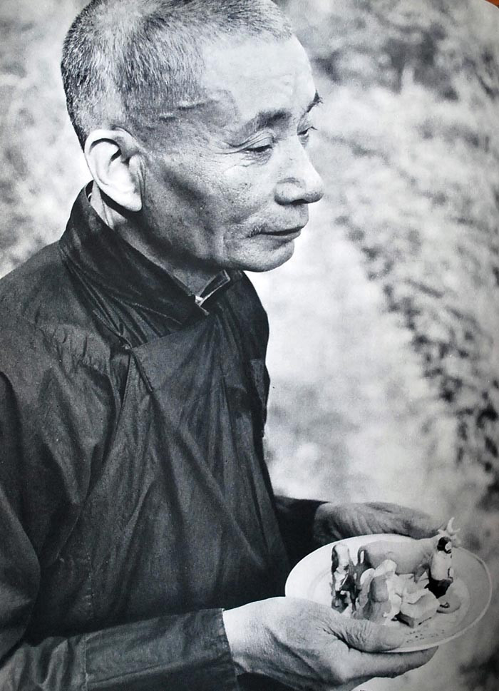 Người đàn ông theo Công giáo và những bức tượng nhỏ.