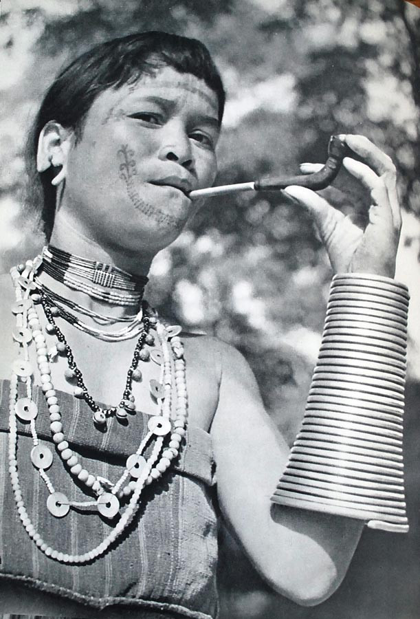 Phụ nữ thuộc một bộ tộc ở Lào.