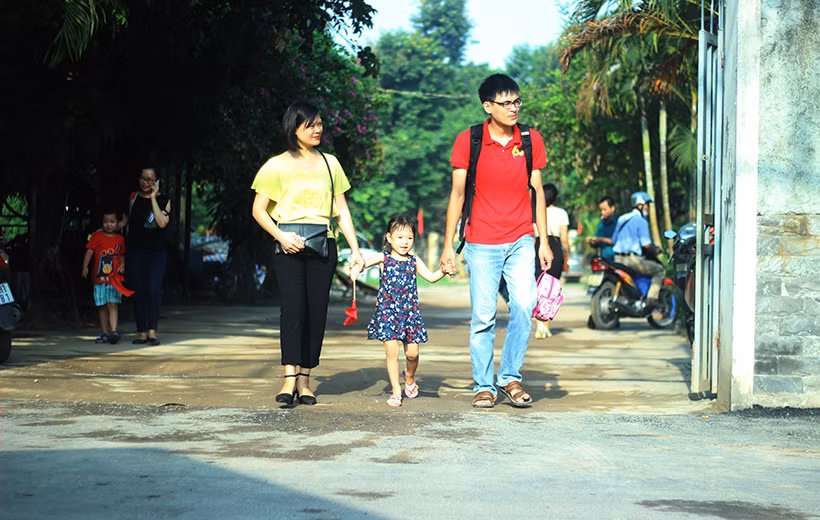 Cha mẹ cùng đưa con tới trường khai giang.