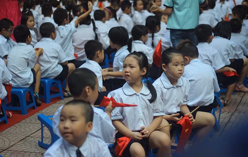 Hầu hết các em học sinh từ lớp mẫu giáo lên lớp 1 tại trường Tiểu học Nghĩa Tân còn khá lạ lẫm, chưa quen với các bạn học.