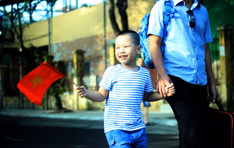 Ngược lại, trong ngày khai giảng năm học mới tại trường mầm non Ánh Sao (Nghĩa Tân, Cầu Giấy, Hà Nội) các bé lại cười rất tươi, hớn hở đến trường.