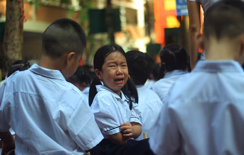 Dù đã ngồi vào hàng ghế cùng các bạn nhưng cô bé vẫn òa khóc, đòi mẹ vào ngồi cùng.