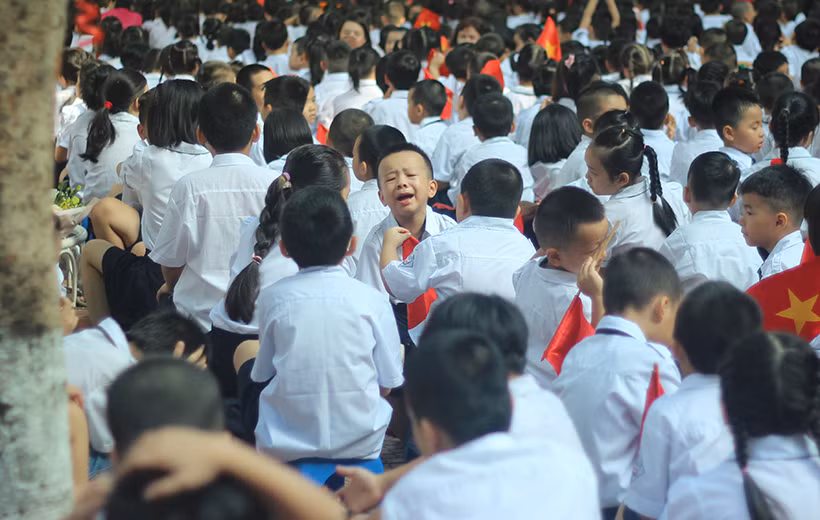 Tại lễ khai giảng nhiều em học sinh khóc nức nở tìm người thân.