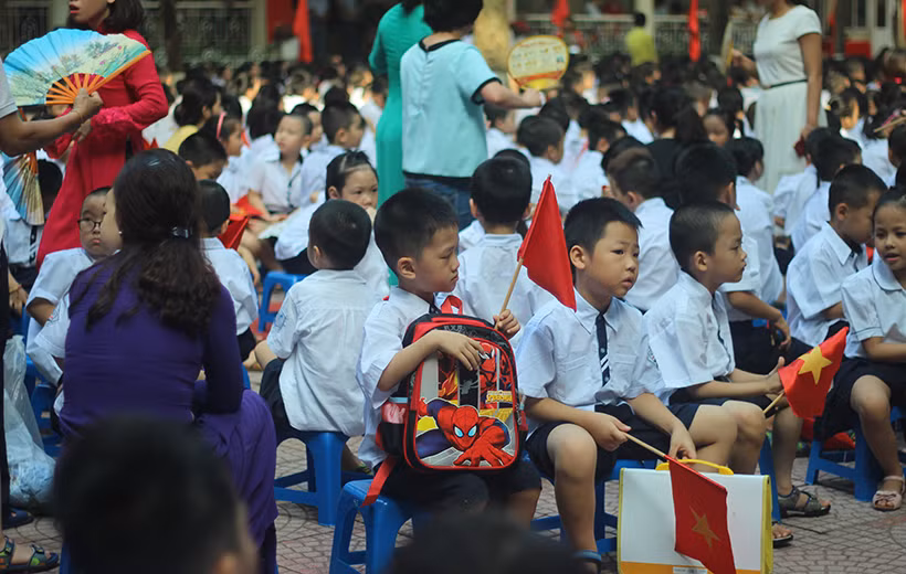 Ánh mắt đợm buồn của các bé trai trong ngày khai giảng.