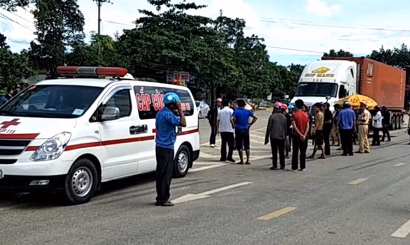 Khoảng 14h chiều 8/9, trên đường HCM, đoạn qua thị trấn Hương Khê (Hà Tĩnh) khi xe container mang BKS 37C - 193.41, kéo theo rơ moóc do tài xế Cù Chính Huấn (32 tuổi, huyện Quỳnh Lưu) điều khiển, lưu thông trên đường HCM theo hướng Quảng Bình - Hà Tĩnh. Khi đến điểm giao giữa đường HCM với đường Trần Phú (thuộc thị trấn Hương Khê) đã tông trúng xe máy BKS 38H7 - 9182, do anh Nguyễn Văn Nhật (23 tuổi, ngụ tại xóm 5, xã Hòa Hải) điều khiển, chở theo ông Nguyễn Hữu Lộc (60 tuổi). Tai nạn giao thông khiến ông Lộc chết tại chỗ, anh Nhật tử vong trên đường đưa đi cấp cứu. Ảnh ANTT.