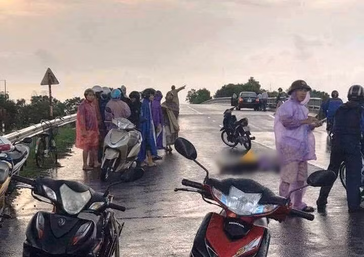 Khoảng 17h30 chiều 5/9, anh Phạm Đăng Hiền (SN 1970, trú tại xã Đức Xương, huyện Gia Lộc, Hải Dương) chở chị Dương Thị Thảo (SN 1985, trú tại thôn Đồng Hội, xã Hồng Phong, huyện Ninh Giang, tỉnh Hải Dương) đi xe máy tới khu vực chân Cầu Bía (địa phận xã Ứng Hòe, huyện Ninh Giang, Hải Dương) thì bất ngờ trời đổ mưa, kèm theo sấm sét. Sau đó, hai người bị sét đánh trúng khiến chị Thảo tử vong tại chỗ, anh Hiền bị thương nặng và phải đi bệnh viện cấp cứu trong tình trạng nguy kịch.