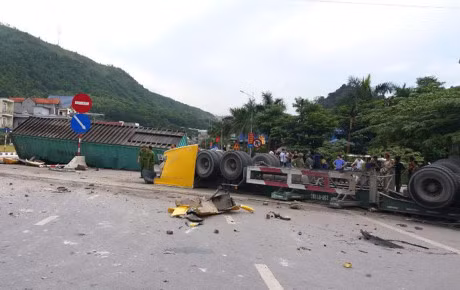 Khoảng 8h40 sáng 6/9, tại ngã ba đường tránh phường Quang Hanh (TP Cẩm Phả, tỉnh Quảng Ninh) xảy ra vụ tai nạn giao thông nghiêm trọng khiến tài xế nguy kịch và một người bị thương. Thời gian trên xe container BKS 15C - 63599 kéo theo rơ mooc BKS 15R - 01166 đang lưu thông từ Hoành Bồ về TP. Cẩm Phả chạy tốc độ cao. Di chuyển đến tại km 10, thuộc phường Quang Hanh, xe container bỗng lật nhào, sau đó trượt thẳng lên vỉa hè phía trước mặt. Tai nạn khiến một người hành nghề xe ôm gần đó bị mảnh vỡ của xe văng vào người dẫn đến bị thương, còn tài xế xe container bị thương nặng và được đưa đi bệnh viện cấp cứu. Ảnh: GĐ&amp;XH.