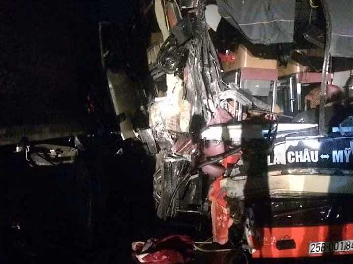 Sáng 8/9, ông Nguyễn Anh Hưng - Giám đốc Trung tâm quản lý đường cao tốc Nội Bài - Lào Cai, cho biết, khoảng 1h30 cùng ngày, tại Km134+150 tuyến cao tốc này (đoạn qua xã Quy Mông, huyện Trấn Yên, tỉnh Yên Bái) xảy ra vụ TNGT nghiêm trọng khi xe khách mang BKS: 25B - 001.84 chạy hướng Hà Nội – Lào Cai đâm trực diện xe tải BKS: 17C – 062.46 lưu thông theo hướng ngược lại khiến sáu người trên xe khách và hai người trên xe tải bị thương.