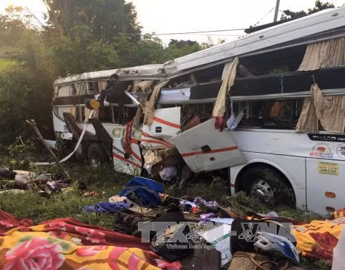 Một trong những vụ tai nạn giao thông thảm khốc tuần qua xảy ra vào lúc 16h10 ngày 9/9 trên quốc lộ 1A đoạn qua xã Tân Đức (huyện Hàm Tân, Bình Thuận), xe khách của hãng xe Cúc Tùng biển kiểm soát 79B - 019.57 lưu thông theo hướng Bắc - Nam đến địa điểm trên đã va chạm mạnh với xe container biển kiểm soát 15C - 201.11 đi hướng ngược lại. Ảnh TTXVN.