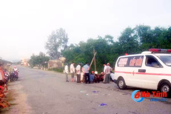 Khoảng 3h sáng 7/9, tại Km10+235 tỉnh lộ 548 thuộc địa phận xóm Đoàn Kết (xã Thiên Lộc, huyện Can Lộc, tỉnh Hà Tĩnh) xảy ra vụ tai nạn giao thông khiến 3 người thương vong. Thời gian trên ông Nguyễn Văn M. (SN 1963, xã Ích Hậu, huyện Lộc Hà) đi xe máy mang BKS: 38L1-077.49 hướng từ tỉnh lộ 548 ra QL1A, khi đến đoạn đường nói trên va chạm với xe máy BKS: 38C1-206.59 do hai nam thanh điều khiển. Ông M. tử vong ngay tại hiện trường, hai thanh niên được đưa đi bệnh viện cấp cứu trong tình trạng nguy kịch. Ảnh: Báo Hà Tĩnh.