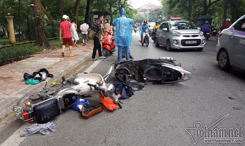 Hậu quả, tai nạn làm người đàn ông đi xe tay ga bị thương nặng, bất tỉnh; nam thanh niên đi xe máy còn lại bị xây xát nhẹ. Tại hiện trường, phần đầu của 2 xe máy bị vỡ vụn thành nhiều mảnh, ô tô bị hư hỏng phía đầu xe. Tiếp nhận thông tin, đội CSGT số 2 và lực lượng chức năng phường Ngọc Hà khẩn trương đến hiện trường phân luồng, làm rõ nguyên nhân vụ tai nạn. Ảnh: Vietnamnet.