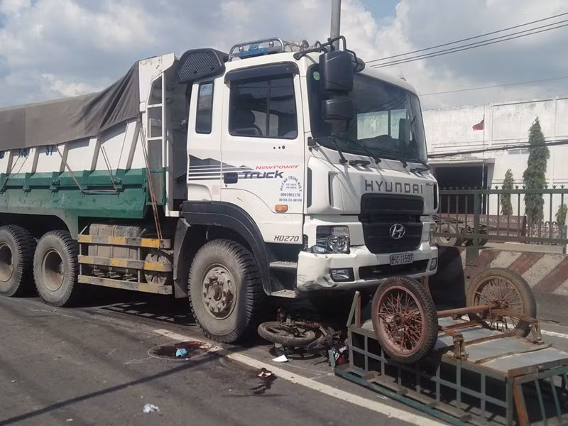 Khoảng 14h chiều 5/9, chiếc xe ben biển số TP.HCM đang chạy trên Quốc lộ 1A, theo hướng từ quận 12 về huyện Bình Chánh. Tuy nhiên, khi xe vừa đi qua cầu vượt Gò Mây được khoảng 300m thì tài xế vượt lên chiếc xe tải khác chạy cùng chiều thì bất ngờ va chạm với chiếc xe này, cùng một xe máy tự chế khác. Ảnh: PLO.