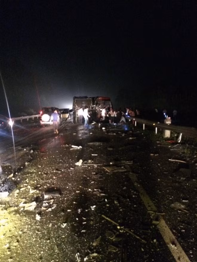 Tại hiện trường cả hai chiếc xe bị hư hỏng nặng. Thời điểm xảy ra tai nạn xe khách đang chở 14 người. Nguyên nhân xảy ra tai nạn đang được cơ quan chức năng làm rõ.