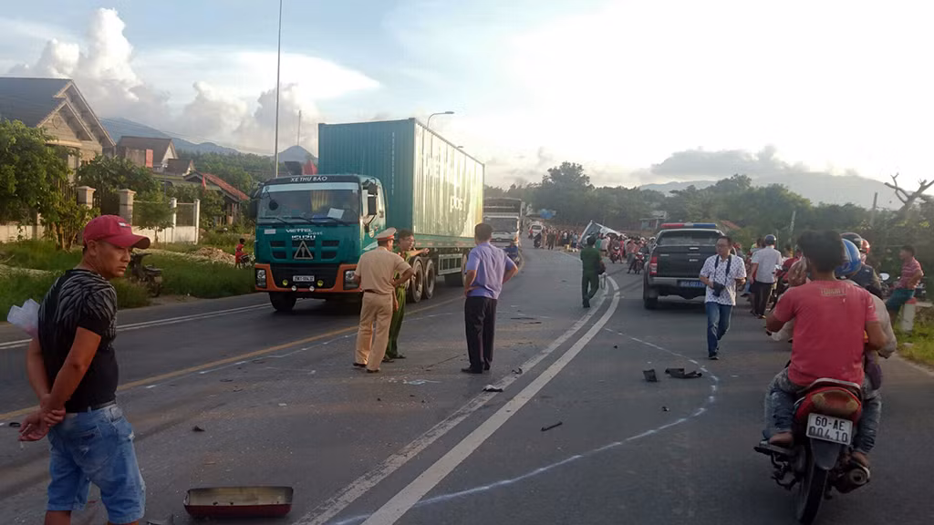 Tai nạn khiến xe khách lao vào lề đường, hư hỏng nặng, đồ đạc hành khách rơi vãi ra đường. Ông Huỳnh Ngọc Thanh, Chánh Văn phòng Ban An toàn giao thông tỉnh Bình Thuận cho biết, vụ tai nạn khiến 2 người trên xe khách tử vong và 11 hành khách bị thương. Ảnh Tuổi Trẻ.