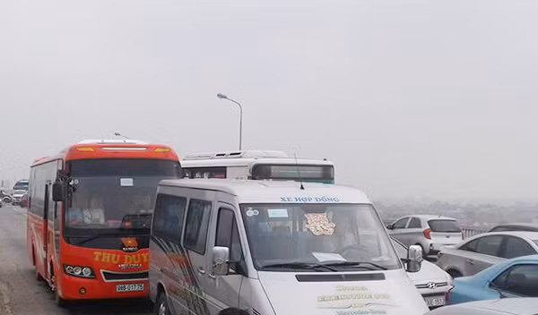 O to dam nhau lien hoan tren cau Thang Long, Ha Noi-Hinh-3