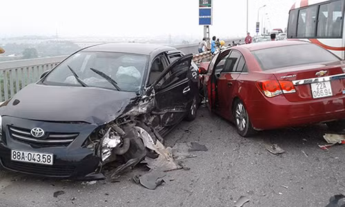 O to dam nhau lien hoan tren cau Thang Long, Ha Noi