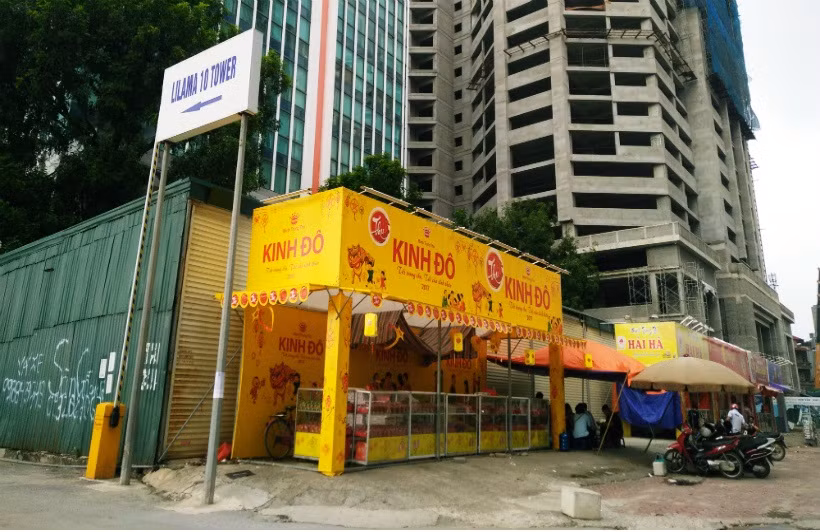 Dãy dài quầy bánh Trung thu trên vỉa hè đường Tố Hữu.