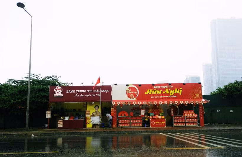 Quầy bánh Trung thu trên đường Đỗ Đức Dục chắn hết lối đi của người đi bộ trên vỉa hè.