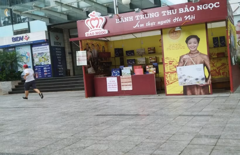 Một quầy bánh Trung thu khéo léo "giấu mình" trong khuôn viên chung cư trên đường Lê Văn Lương.