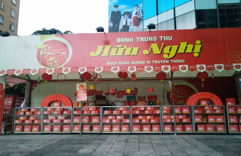 Trên đường Lê Văn Lương (Hà Nội) cũng la liệt các quầy bánh Trung thu lấn chiếm vỉa hè.