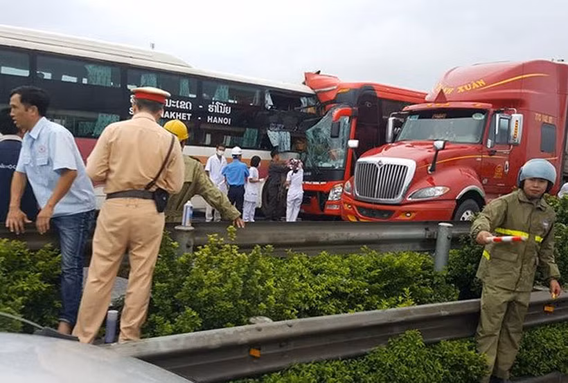 Theo đó, khoảng 6h sáng ngày 29/8, Km 208+500 Pháp Vân - Cầu Giẽ (Hà Nội), hai xe khách mang biển kiểm soát Thanh Hóa và chiếc xe biển kiểm soát Lào Cai đang di chuyển theo hướng Hà Nam đi Hà Nội. Đến Km 208 +500 cao tốc Pháp Vân – Cầu Giẽ (địa phận huyện Thường Tín, Hà Nội) bất ngờ va chạm với nhau.