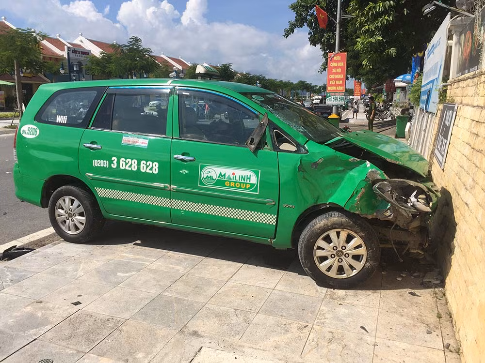 Do đi với tốc độ cao nên taxi Mai Linh đã húc trực diện vào xe máy BKS 98K2 – 8340 do anh Nguyễn Văn Quang (SN 10/10/1984, quê Kiến Xương, Thái Bình, trú tại tổ 8A khu 7, phường Bãi Cháy) cầm lái. Anh Quang bị văng xa một đoạn sau va chạm và tử vong tại chỗ, taxi lao lên vỉa hè mới dừng lại. Ảnh: Vietnamnet.