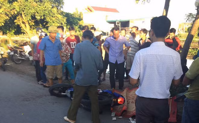 Chiều 31/8, trong lúc đang chở tôn bằng xe xích lô lưu thông trên Quốc lộ 10, khi đi đến đoạn đường thuộc xóm 2 xã Yên Lộc, người đàn ông chở tôn (khoảng 45 tuổi) bất ngờ dừng xe lại để quay đầu khiến một người đàn ông khoảng 40 tuổi điều khiển xe máy đi ngang qua va chạm vào tấm tôn.