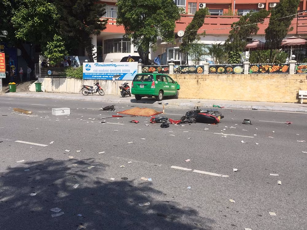 Lúc 8h sáng 2/9, tại đường Hạ Long, phường Bãi Cháy (TP Hạ Long, tỉnh Quảng Ninh) chiếc taxi hãng Thành Công BKS 14A – 224.50 và taxi hãng Mai Linh BKS 14P – 2760 đi cùng chiều hướng từ khu Cái Dăm về cầu Bãi Cháy đều muốn vượt lên đã va quệt vào nhau. Ảnh: Vietnamnet.